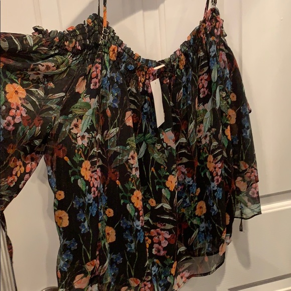 Off the shoulder shirt !!! - Picture 4 of 4